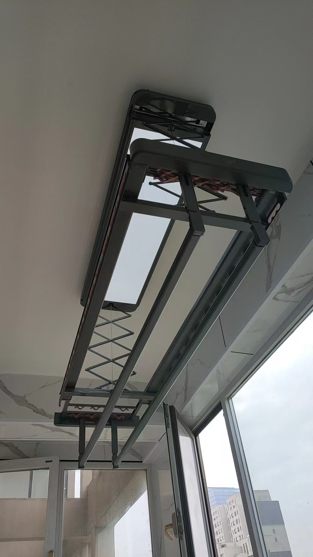 電動遙控升降曬衣架－超薄機身－大尺寸LED照明－夢幻灰外觀加毛巾桿