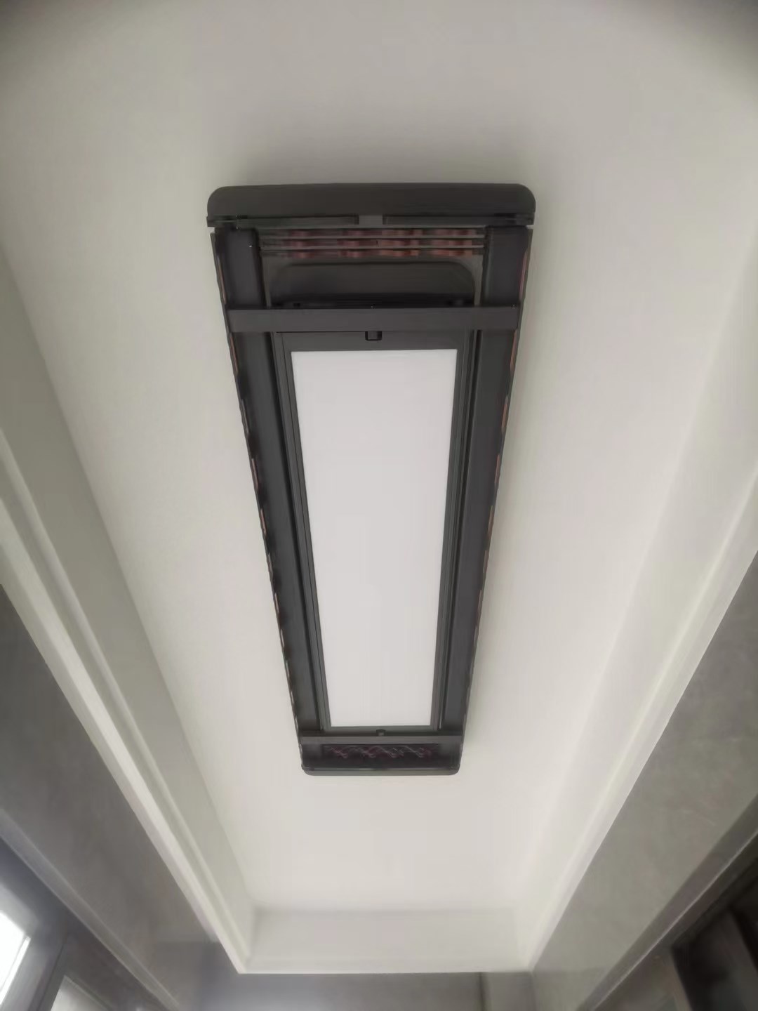 電動遙控升降曬衣架－超薄機身－大尺寸LED照明－夢幻灰外觀加毛巾桿