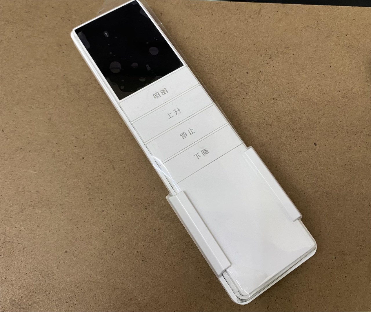 電動遙控升降曬衣架－超薄機身－大尺寸LED照明－夢幻灰外觀加毛巾桿